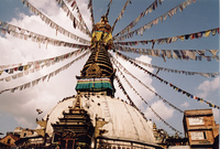 Zdroj: http://jmason.org/albums/2002-Round-The-World-Trip-Nepal/tn/nepal-kathmandu-stupa-and-flags.jpg.index.html
